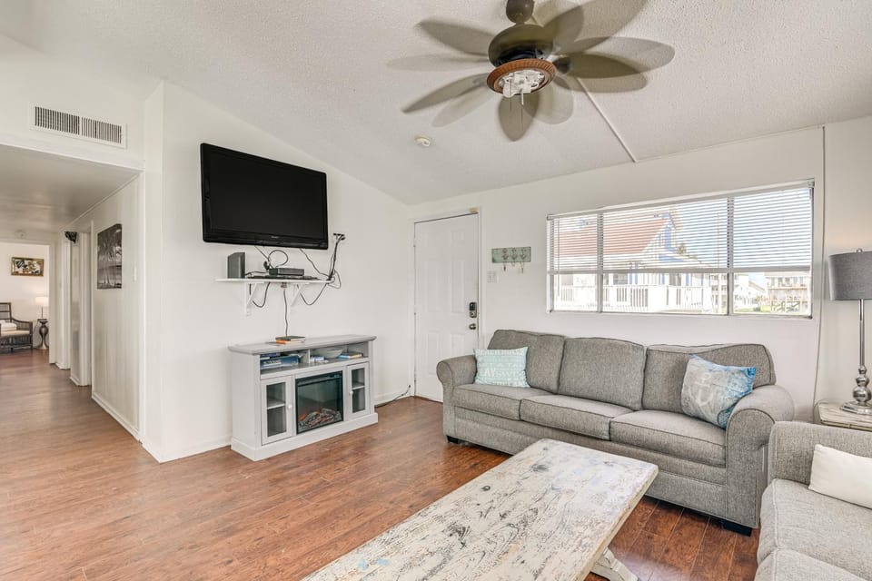 Group Retreat on Terramar Beach with BBQ-Ready Patio House in Galveston Island