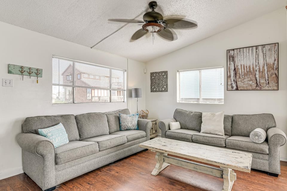 Group Retreat on Terramar Beach with BBQ-Ready Patio House in Galveston Island