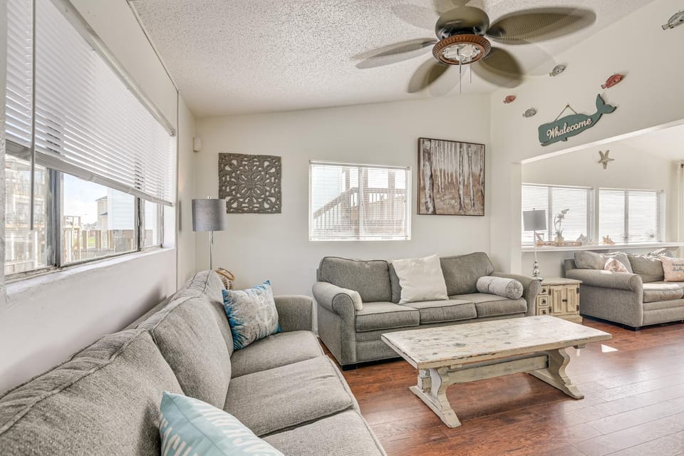 Group Retreat on Terramar Beach with BBQ-Ready Patio House in Galveston Island