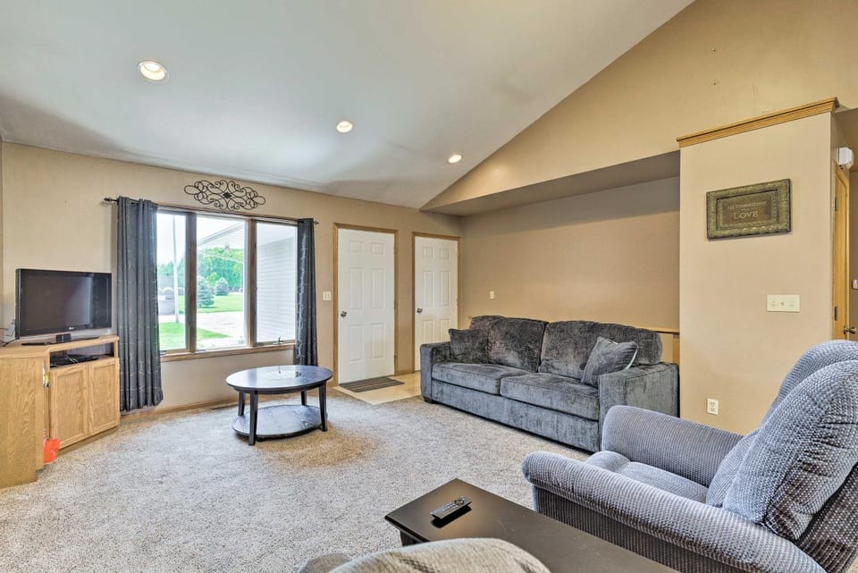 Elwood Townhome w/ Patio - 7 Mi to Johnson Lake House in Nebraska