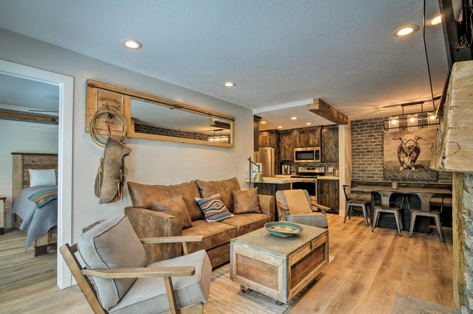 Rustic Ski-Out Brian Head Condo w/ Comm. Pool House in Brian Head