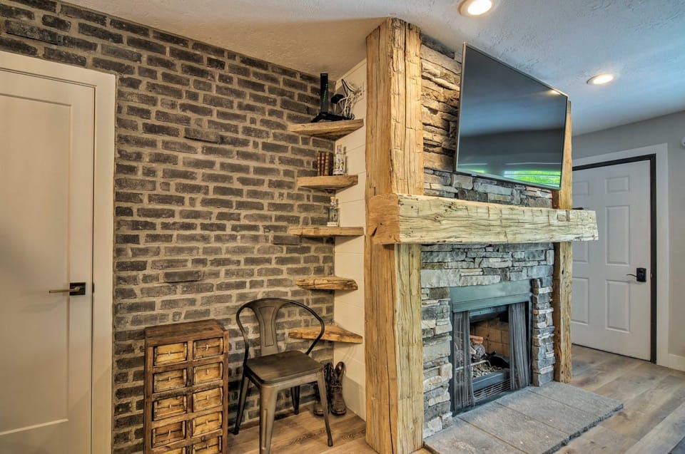 Rustic Ski-Out Brian Head Condo w/ Comm. Pool House in Brian Head