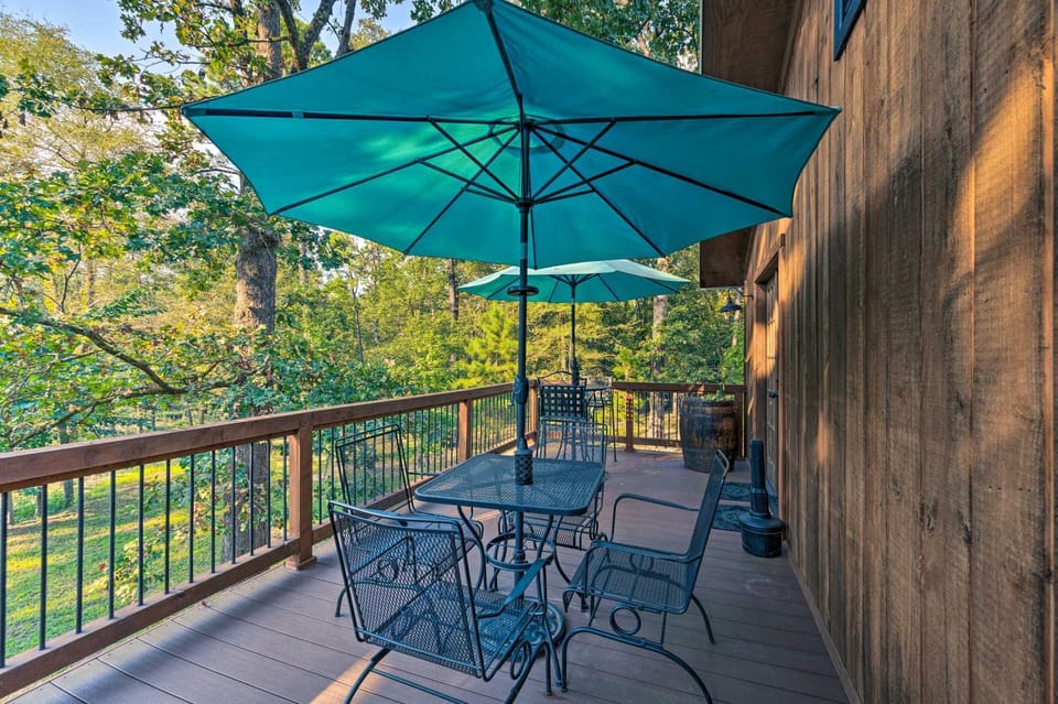 2 Mi to Choctaw Landing: 'Western Daze' Cabin! Cabin in Oklahoma