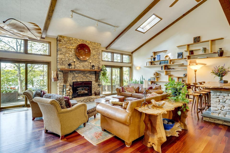 Luxe Poconos Pines Home w/ Beach + Amenities! House in Pocono Pines