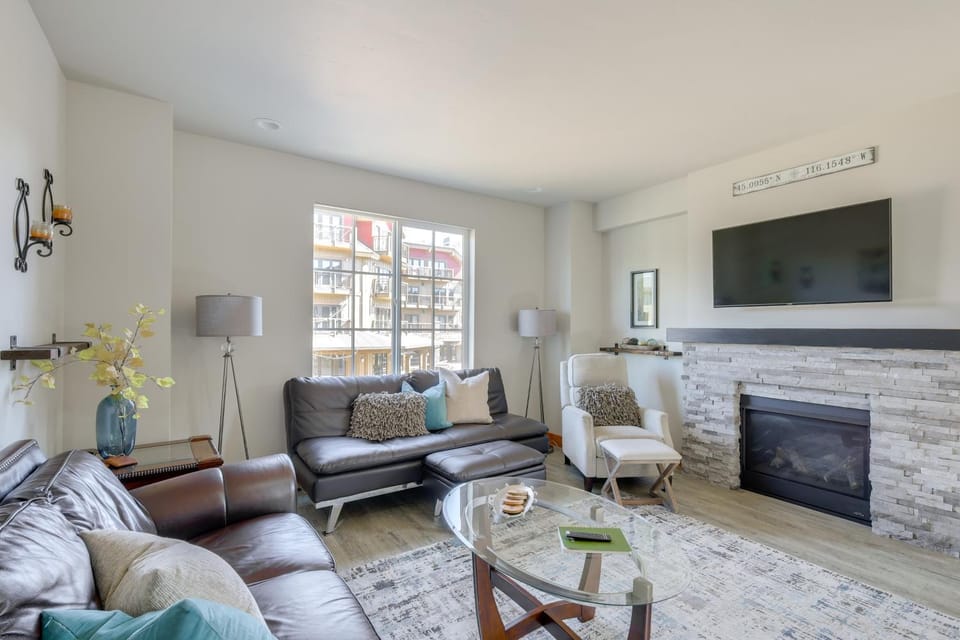 Walk to Payette Lake Beach! Townhome with Fire Pit House in McCall