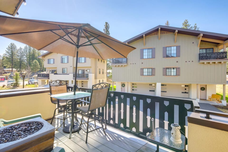 Walk to Payette Lake Beach! Townhome with Fire Pit House in McCall