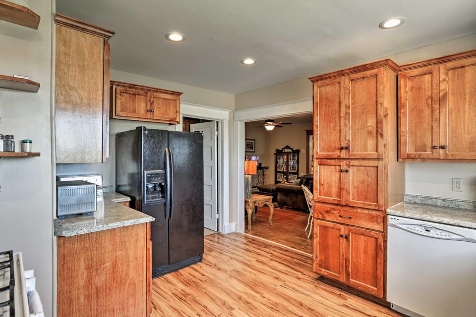 Wyoming Farmhouse Retreat! 10 Mi to Bighorn Canyon House in Wyoming