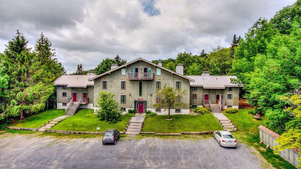 Renovated Ski-In/Ski-Out Peru Condo at Bromley Mtn House in Peru