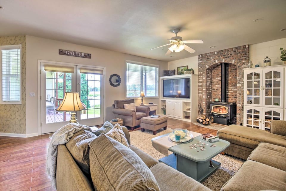 McMinnville Wine Country Home with Hot Tub and Deck House in McMinnville