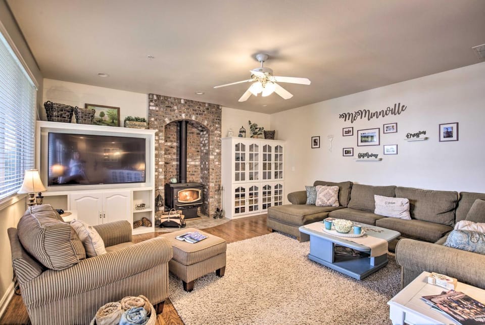 McMinnville Wine Country Home with Hot Tub and Deck House in McMinnville