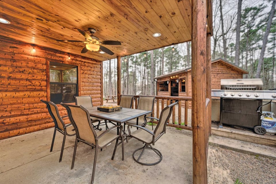 Cabin w/ Hot Tub & Grill - 6 Mi to Broken Bow Lake Cabin in Oklahoma
