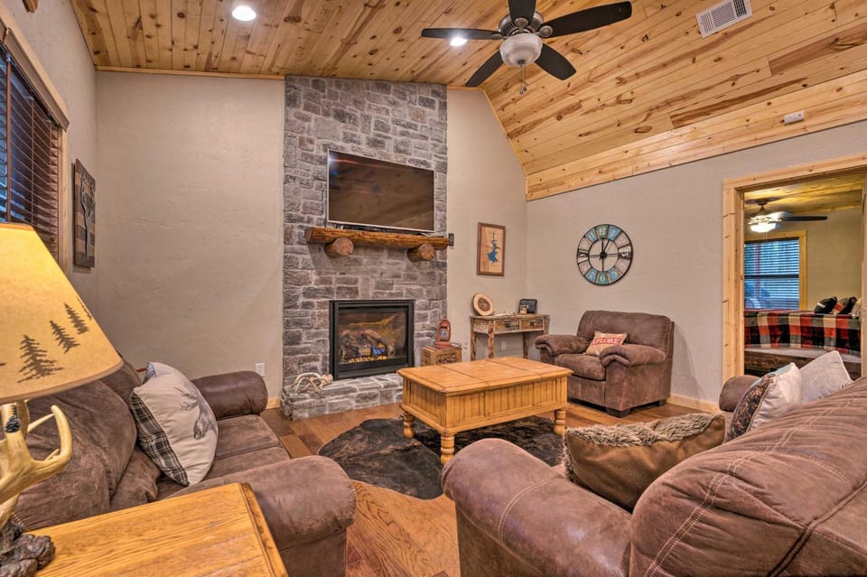 Cabin w/ Hot Tub & Grill - 6 Mi to Broken Bow Lake Cabin in Oklahoma