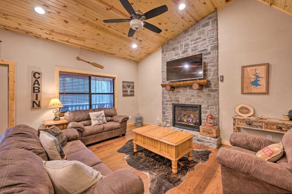 Cabin w/ Hot Tub & Grill - 6 Mi to Broken Bow Lake Cabin in Oklahoma