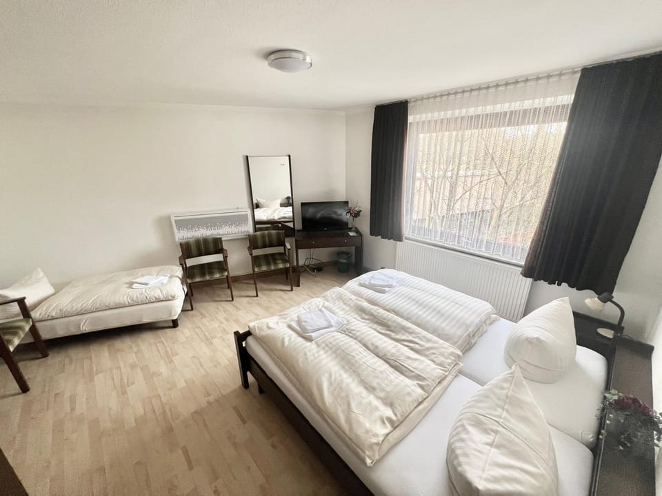 Bed, TV and multimedia, Photo of the whole room, Seating area