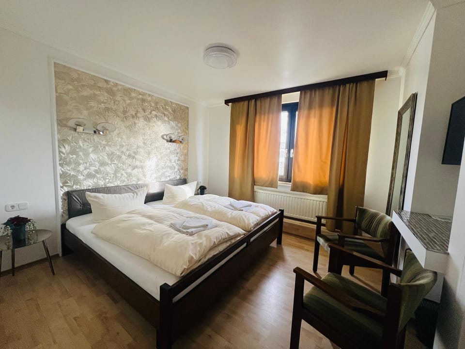 Bed, Photo of the whole room, Seating area, towels