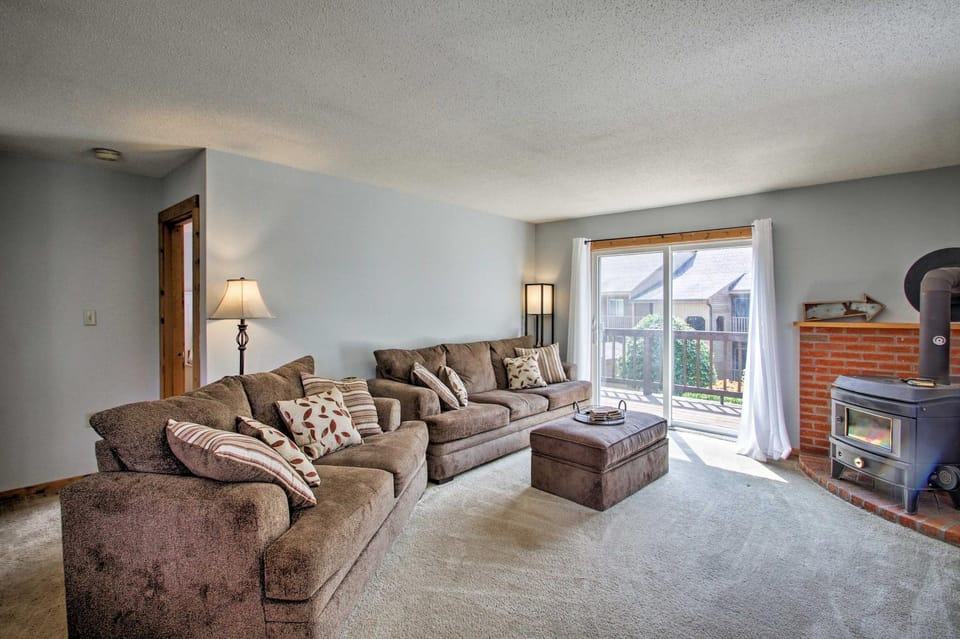 Lincoln Condo w/ Balcony - 6 Mi to Loon Mtn! House in Lincoln