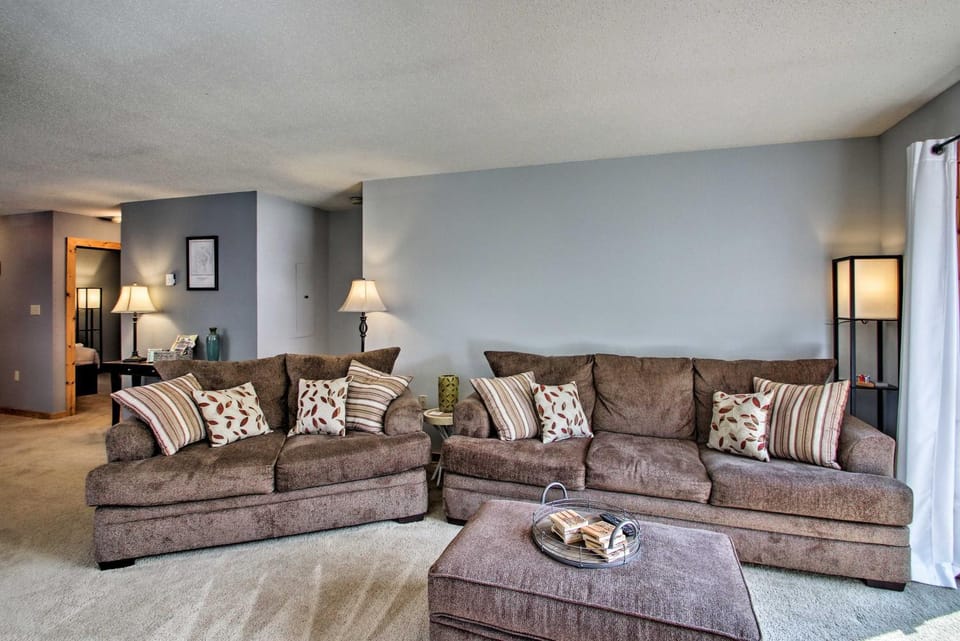 Lincoln Condo w/ Balcony - 6 Mi to Loon Mtn! House in Lincoln