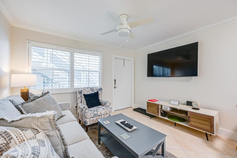 Naples Condo w/ Pool - Walk to Dining & Beach House in Naples