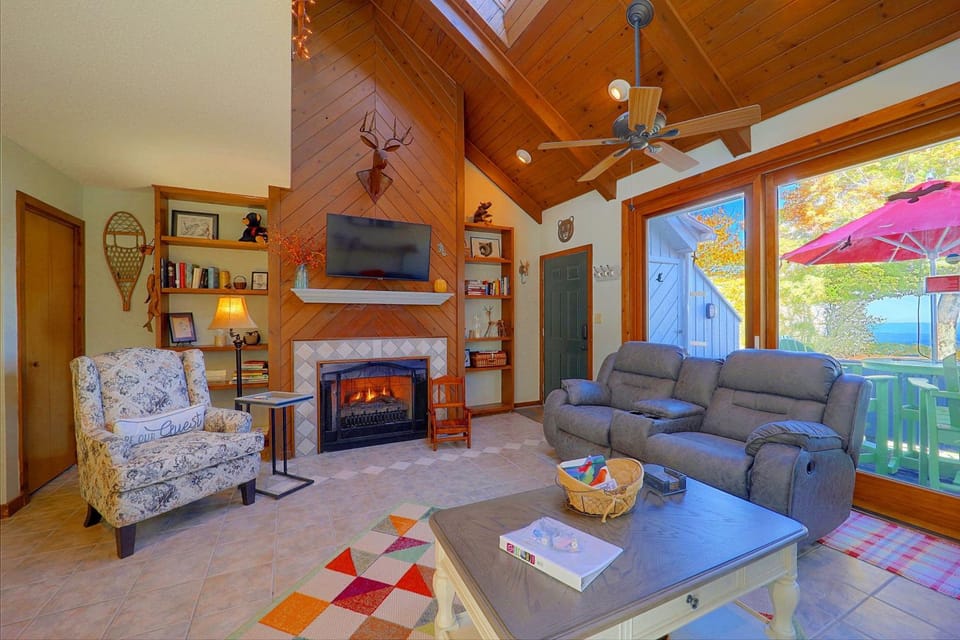 All-Season Base! Unit w/ Balcony in Beech Mountain House in Beech Mountain