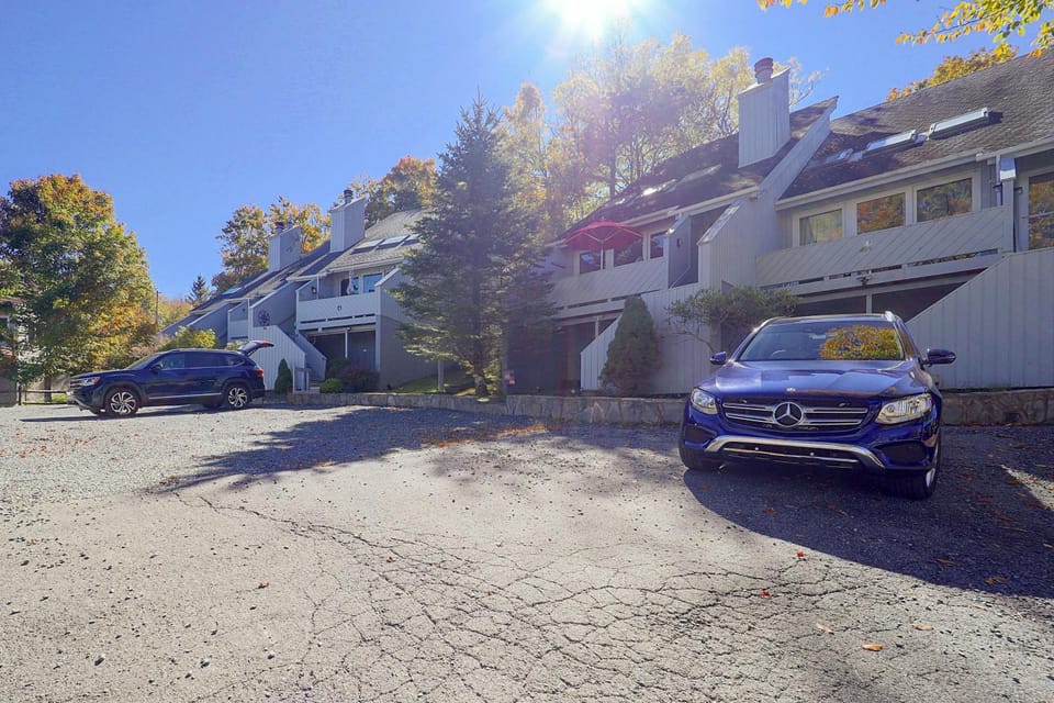All-Season Base! Unit w/ Balcony in Beech Mountain House in Beech Mountain