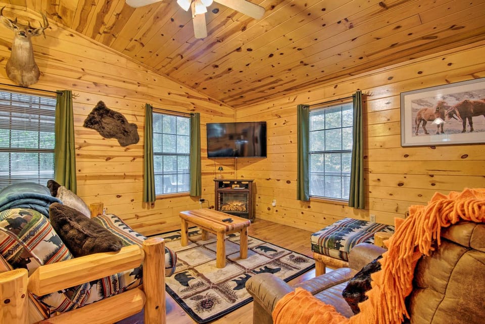 Broken Bow Cabin w/ Hot Tub, Near Hiking + Fishing Cabin in Oklahoma