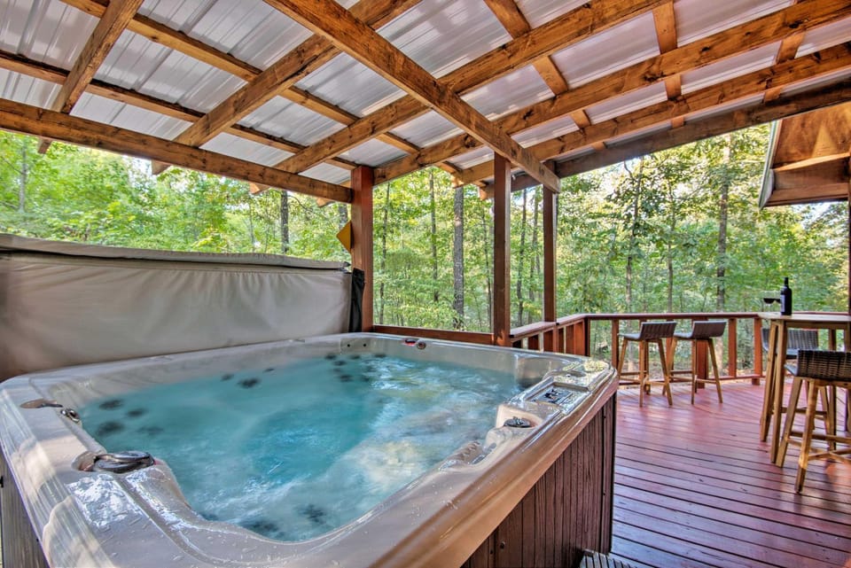 Broken Bow Cabin w/ Hot Tub, Near Hiking + Fishing Cabin in Oklahoma
