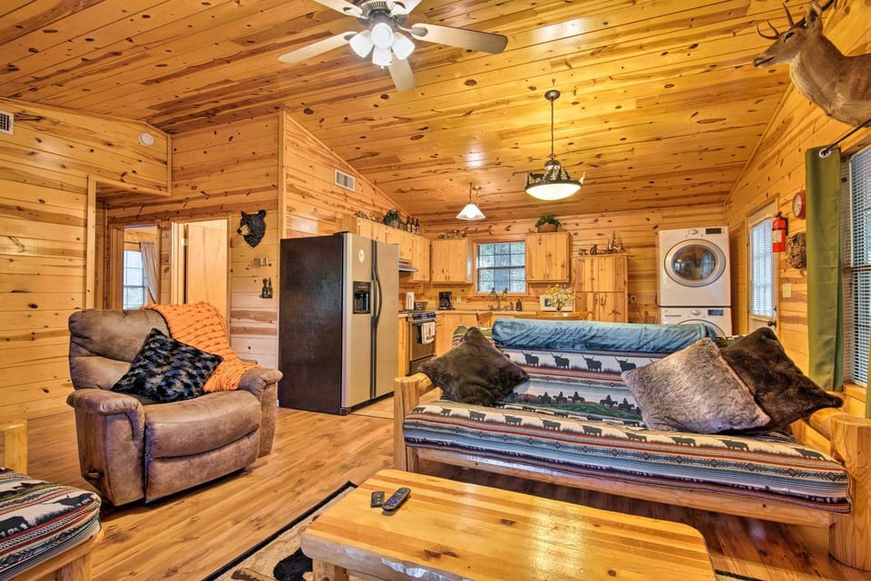 Broken Bow Cabin w/ Hot Tub, Near Hiking + Fishing Cabin in Oklahoma