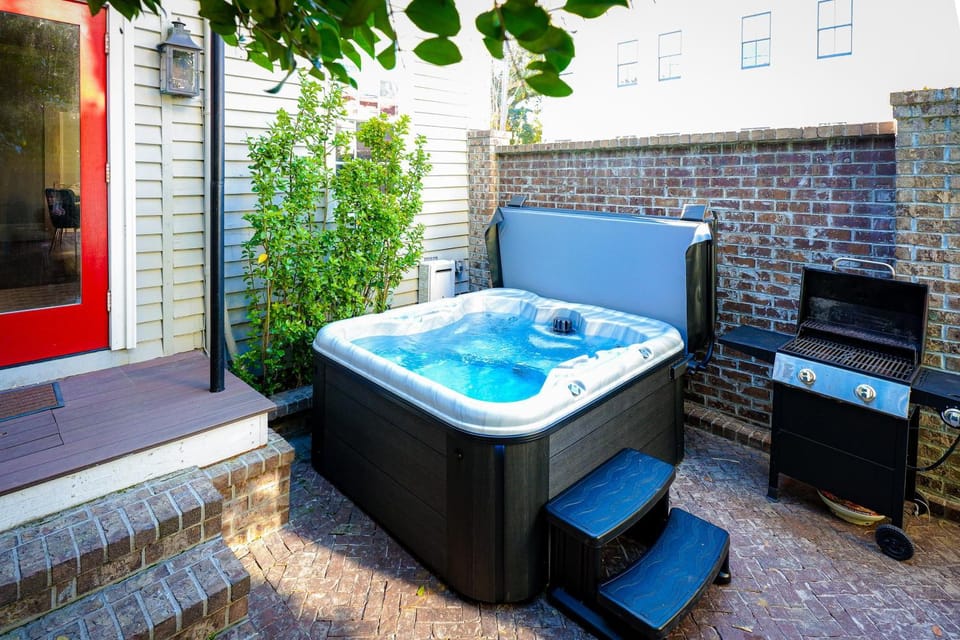 Private Hot Tub: Historic Savannah Home House in Savannah