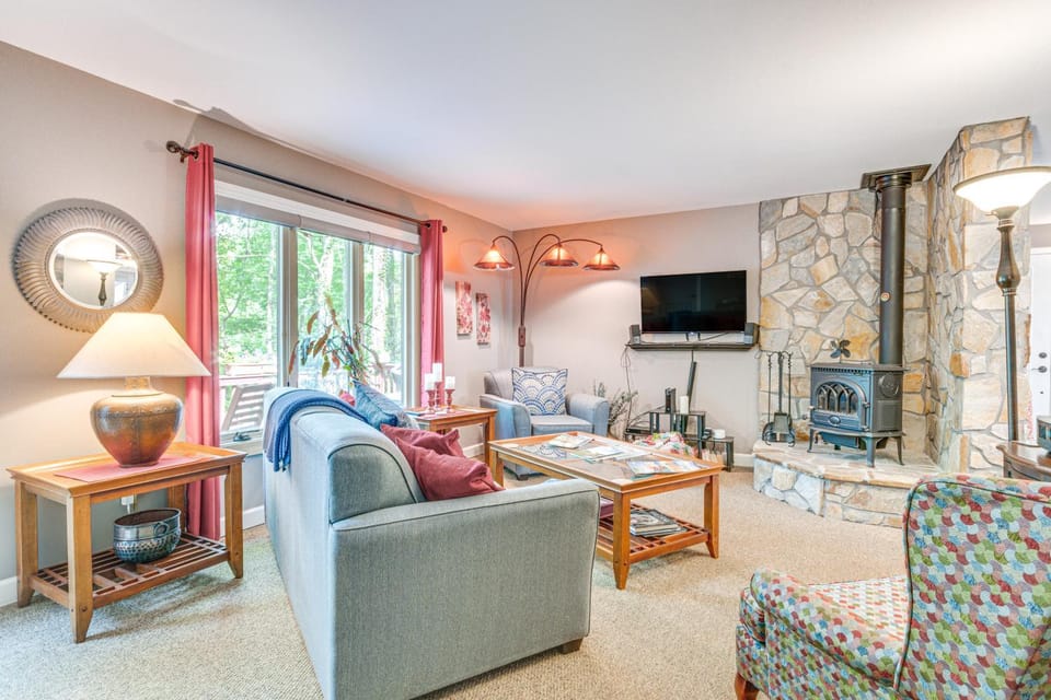 Cozy Hideaway with Grill, 17 Mi to Asheville House in Black Mountain