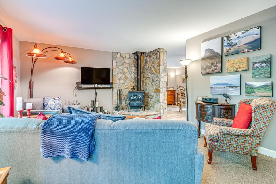 Cozy Hideaway with Grill, 17 Mi to Asheville House in Black Mountain