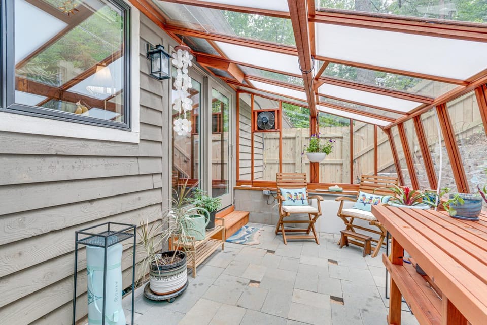 Cozy Hideaway with Grill, 17 Mi to Asheville House in Black Mountain