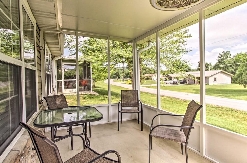 2 Bed Home, Garage, Seasonal Pool, Island 2 Miles! House in Pigeon Forge