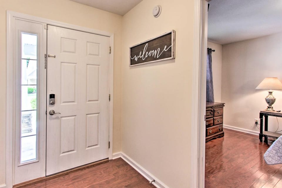 2 Bed Home, Garage, Seasonal Pool, Island 2 Miles! House in Pigeon Forge