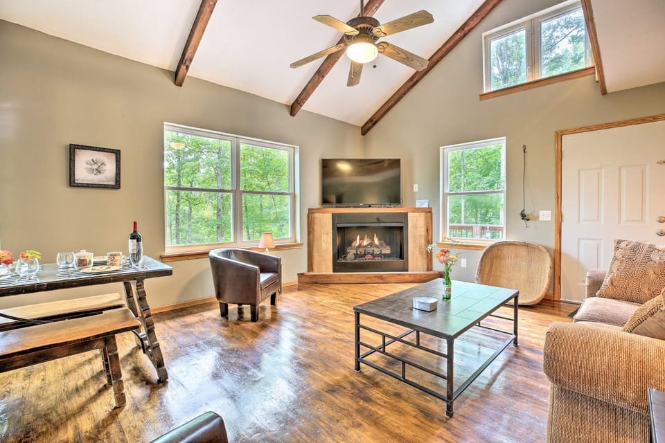 Hike & Zip-Line: Red River Gorge Cabin w/ Hot Tub! Cabin in Kentucky