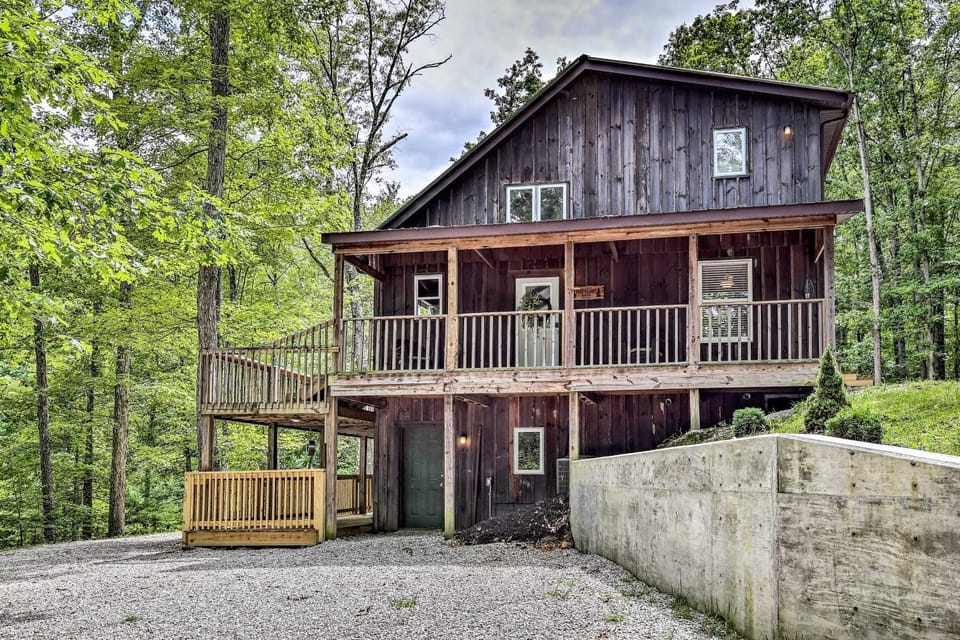 Hike & Zip-Line: Red River Gorge Cabin w/ Hot Tub! Cabin in Kentucky