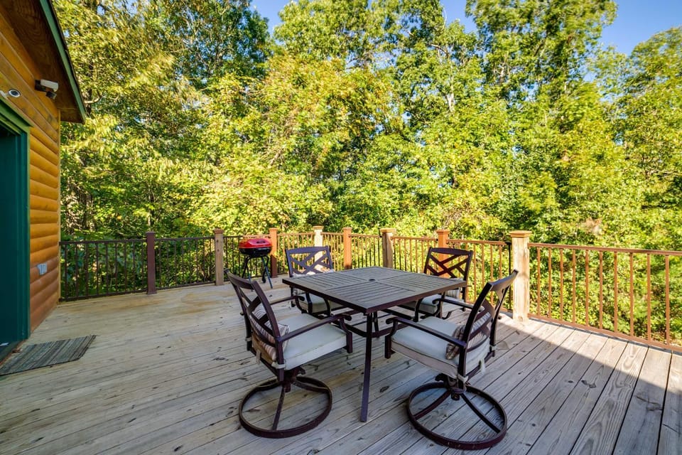 Coffeeville Cabin w/ Deck ~ 7 Mi to Grenada Lk Cabin in Mississippi