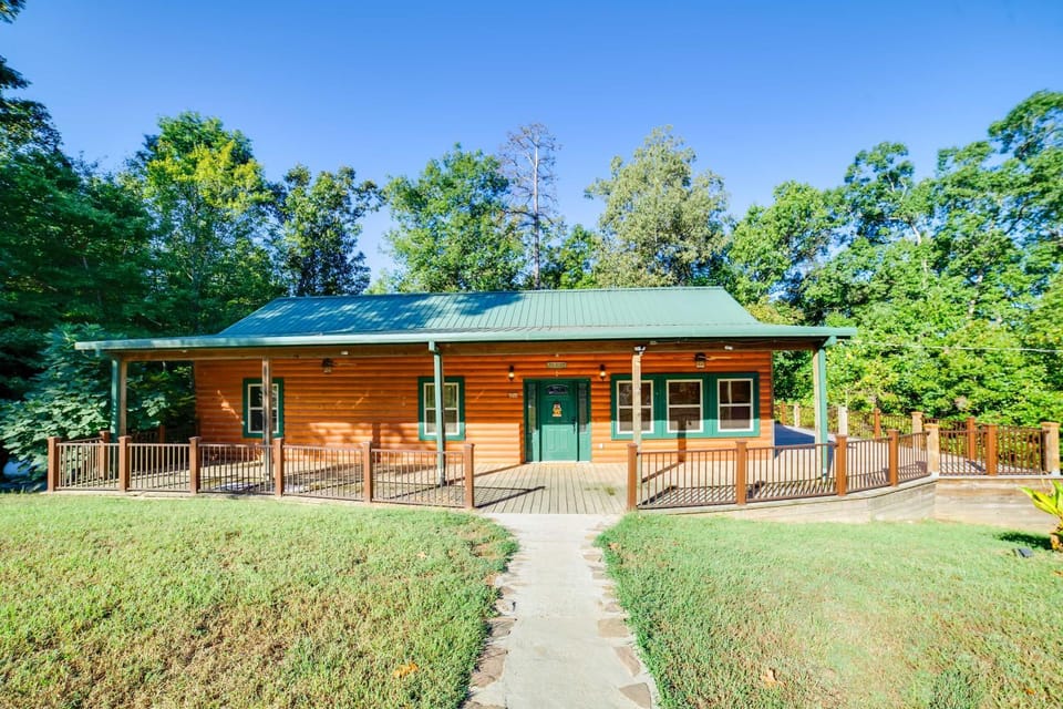 Coffeeville Cabin w/ Deck ~ 7 Mi to Grenada Lk Cabin in Mississippi