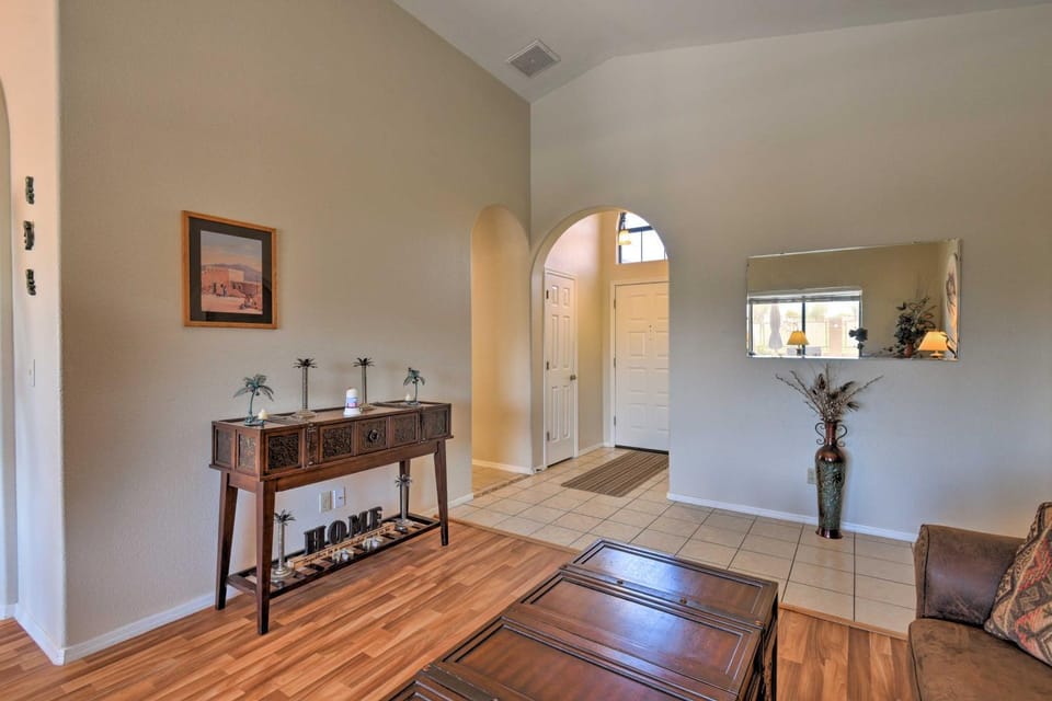 Walk to NFL Games: Glendale Home Near Golf House in Glendale