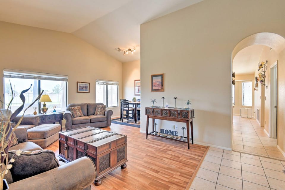 Walk to NFL Games: Glendale Home Near Golf House in Glendale