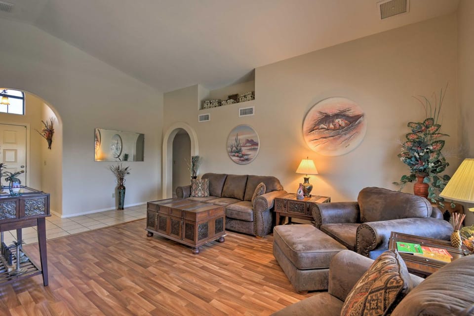 Walk to NFL Games: Glendale Home Near Golf House in Glendale