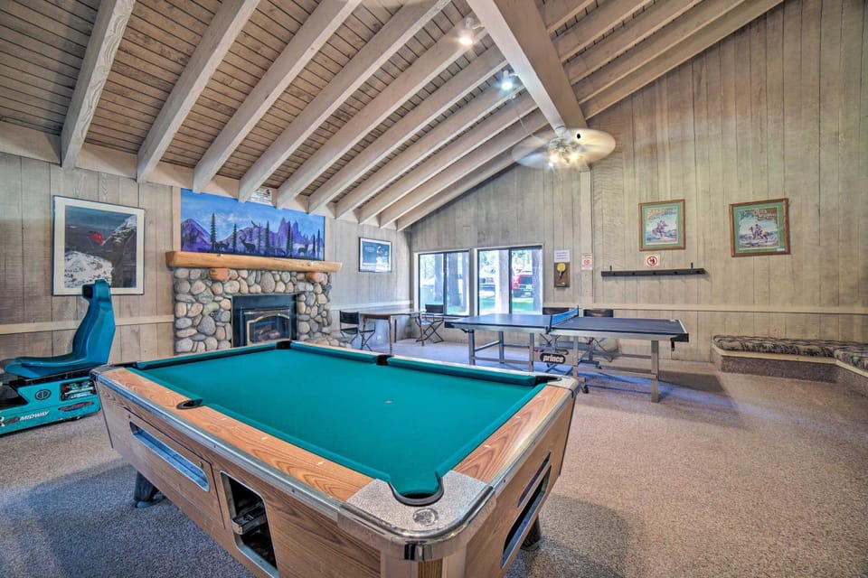 Mammoth Lakes Condo, Walk to Shuttle + Village House in Mammoth Lakes
