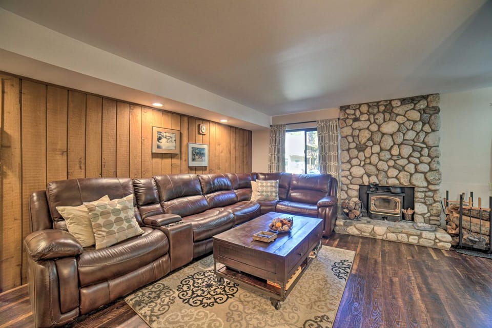 Mammoth Lakes Condo, Walk to Shuttle + Village House in Mammoth Lakes