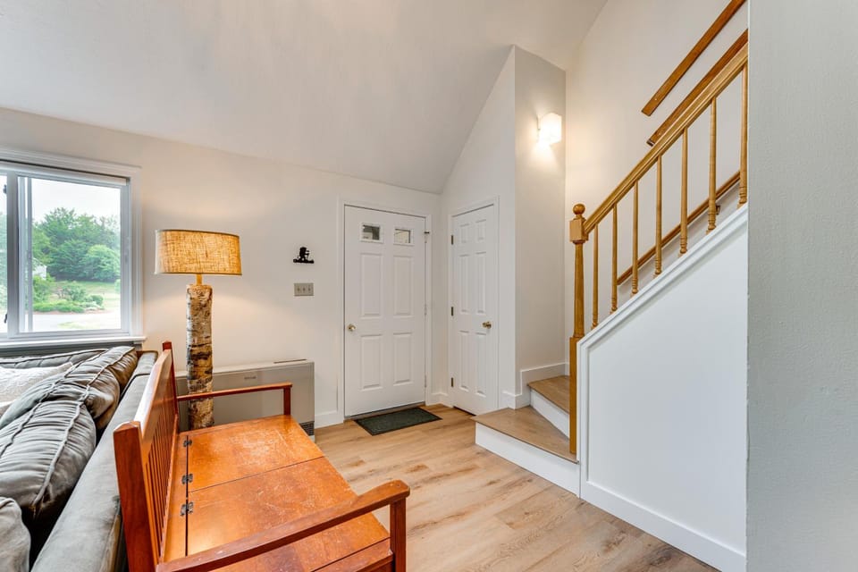 Condo w/ Deck & Grill < 5 Miles to Loon Mountain! House in Woodstock