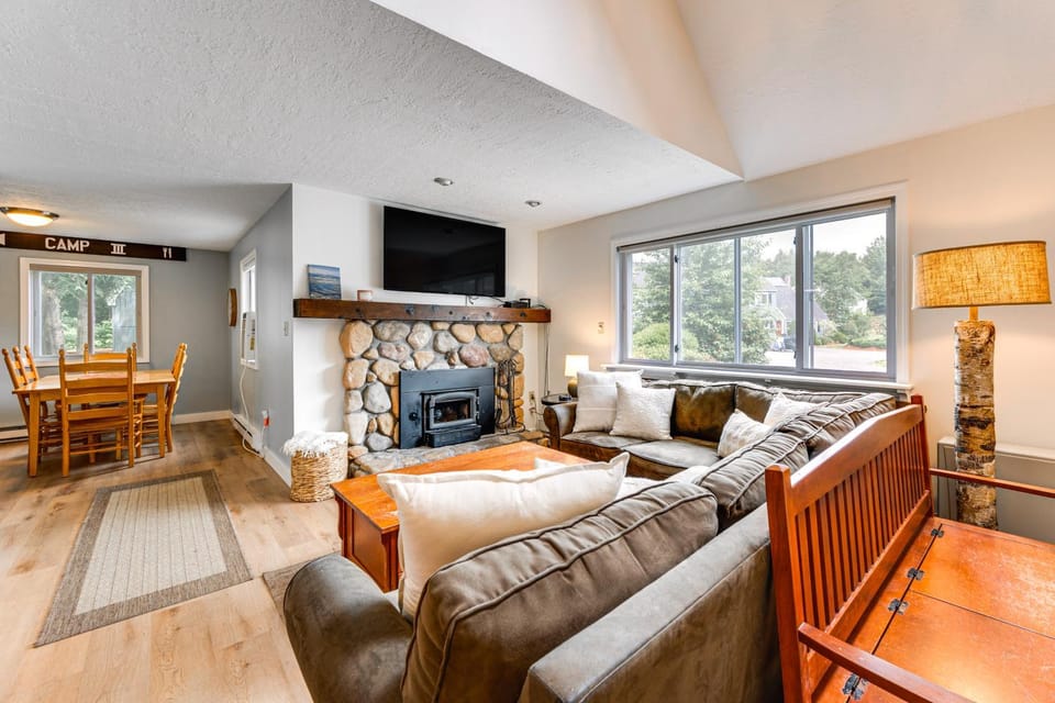 Condo w/ Deck & Grill < 5 Miles to Loon Mountain! House in Woodstock