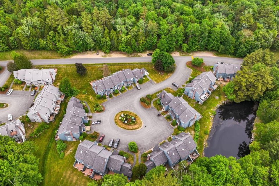 Condo w/ Deck & Grill < 5 Miles to Loon Mountain! House in Woodstock