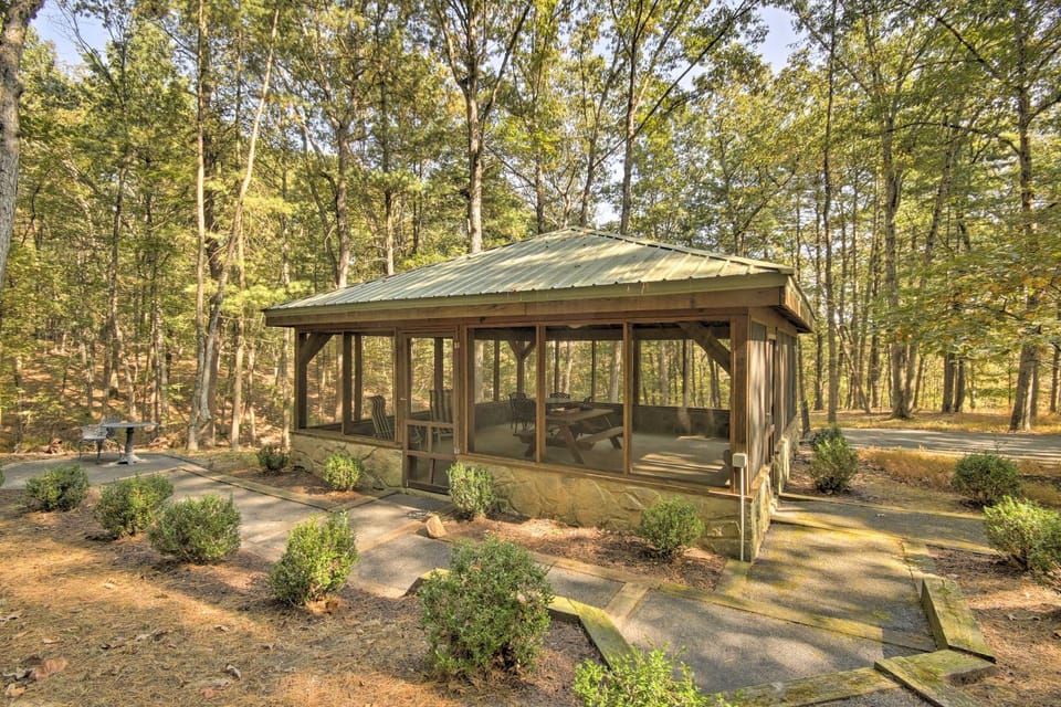 Couples Cabin - 5 Mi to DT Berkeley Springs! Cabin in Shenandoah Valley