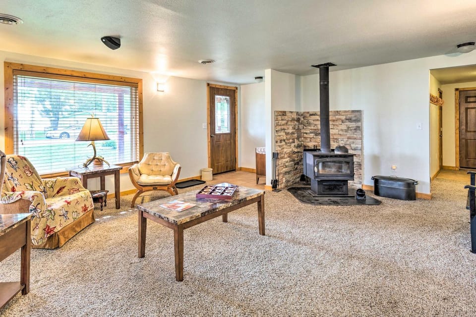 Family Home w/ Hot Tub - Walk to Johnson Lake! House in Nebraska