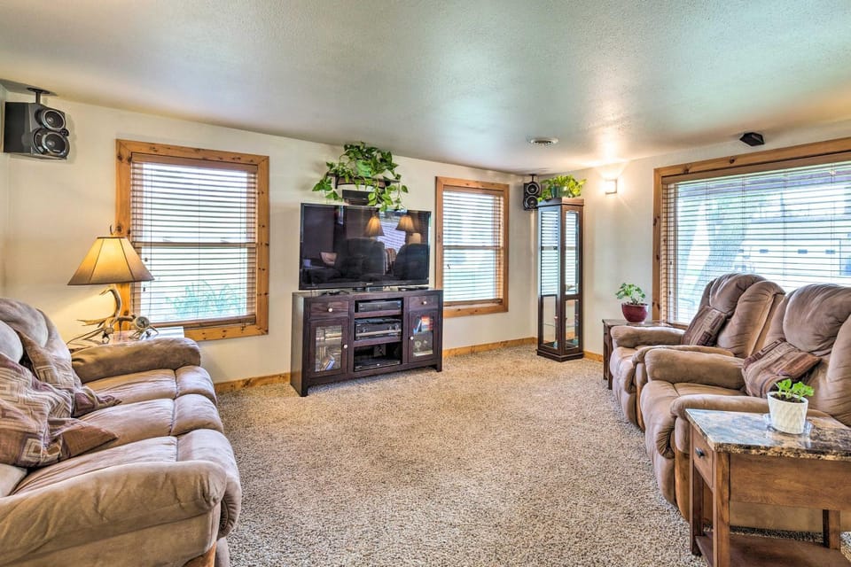 Family Home w/ Hot Tub - Walk to Johnson Lake! House in Nebraska