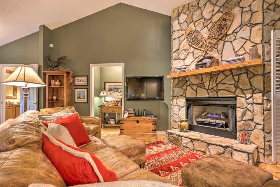 Screened Porch + 3 Decks: Beech Mountain Cabin Cabin in Beech Mountain