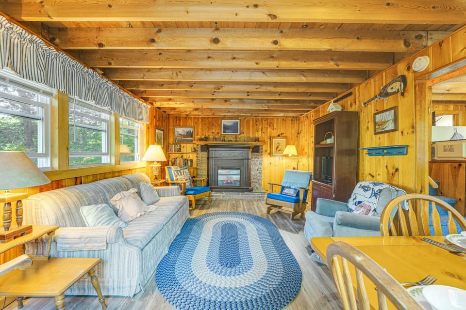 Quiet & Remote Cottage on Panther Pond! House in Casco